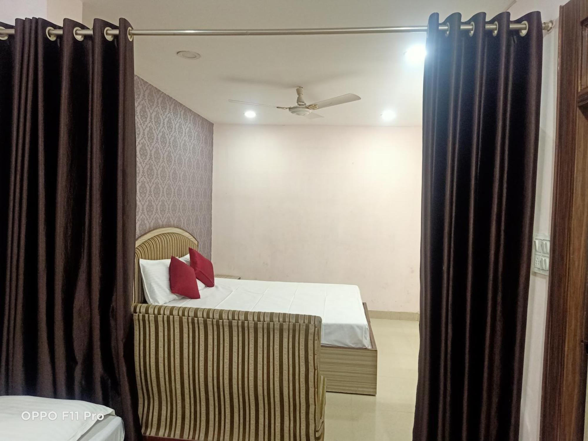 Hotel Ambassador Inn 瓜廖尔 外观 照片